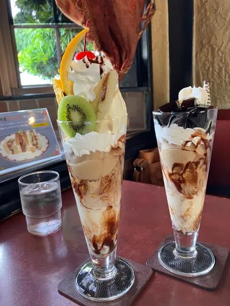 チョコレートパフェとコーヒーゼリーパフェ