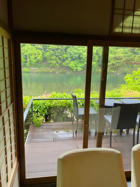 桂川を眺められるテラス席もおすすめです！