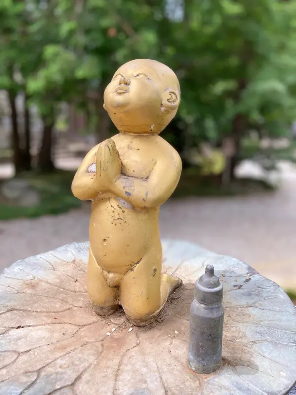 お地蔵さまにすがる