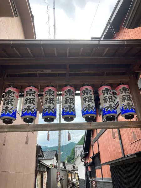 本町から宗祇水へと向かいます。