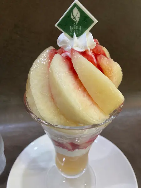 期間限定桃パフェ