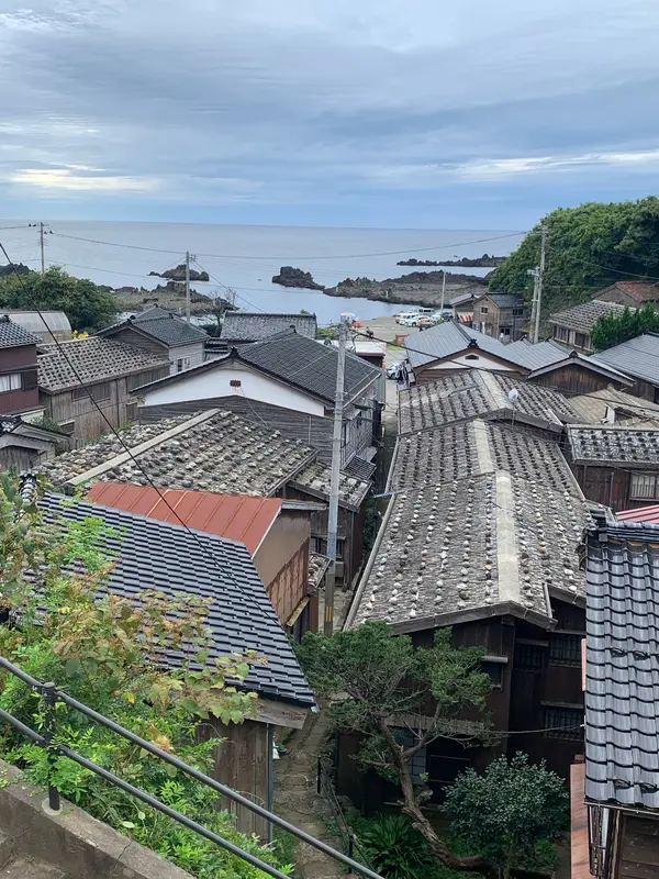 ひしめき合ってる建物と