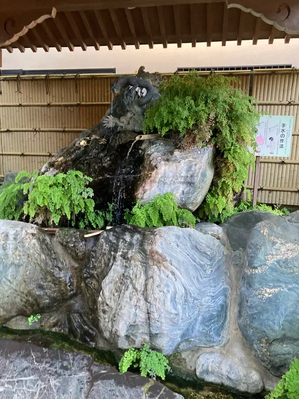手水舎も龍の装飾でかっこいい