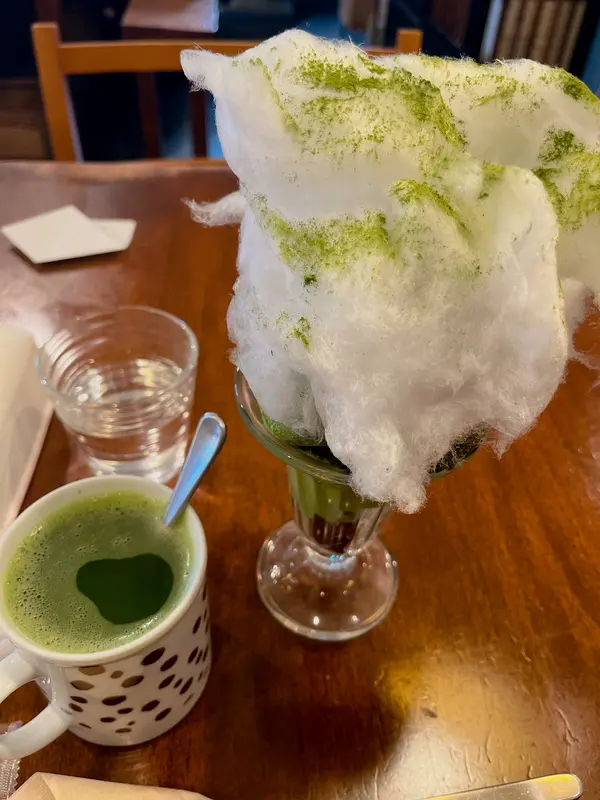 抹茶パフェに茶倉オリジナルのマグカップで飲む抹茶のセット。