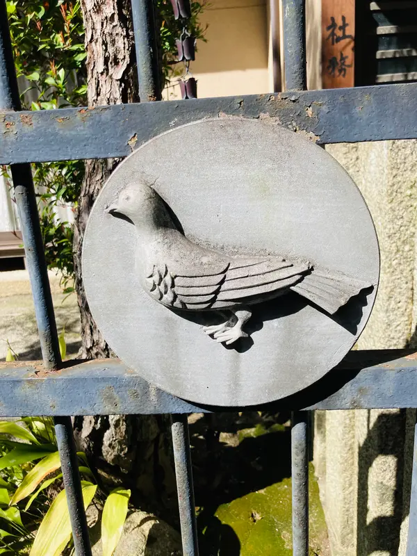 八幡さまはハトがお使いですね
