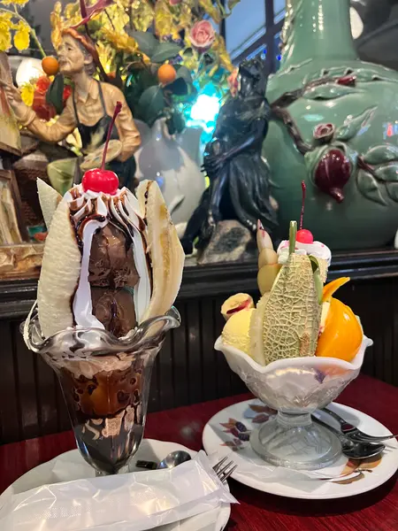 チョコバナナパフェとフルーツパフェ
