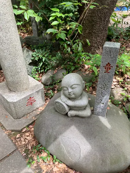 境内には童子像がいっぱい
