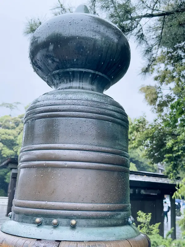 大鳥居側から見て左側の２番目にある擬宝珠