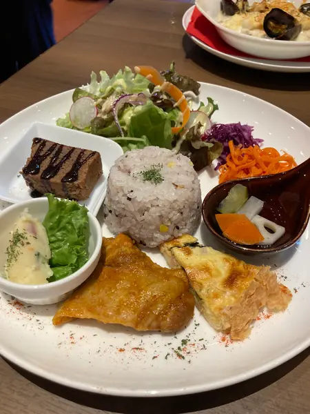 併設のカフェでお昼をいただきました。