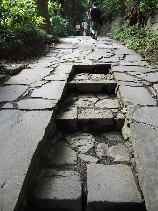 幾何学模様の参道の石