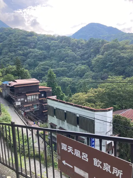 神社右側に進む