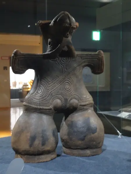 仮面の女神　後ろ姿