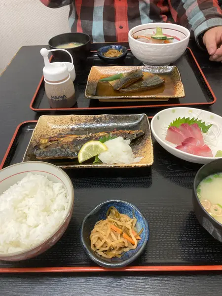 塩サバ定食に刺身つき