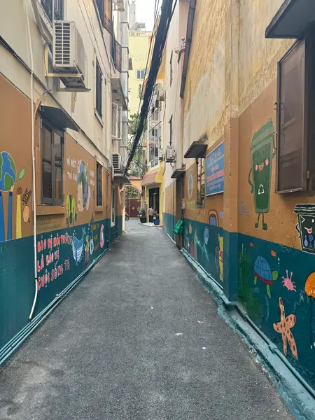 この路地の奥です