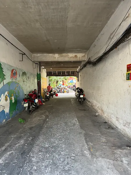 この先の住宅街にお店があります