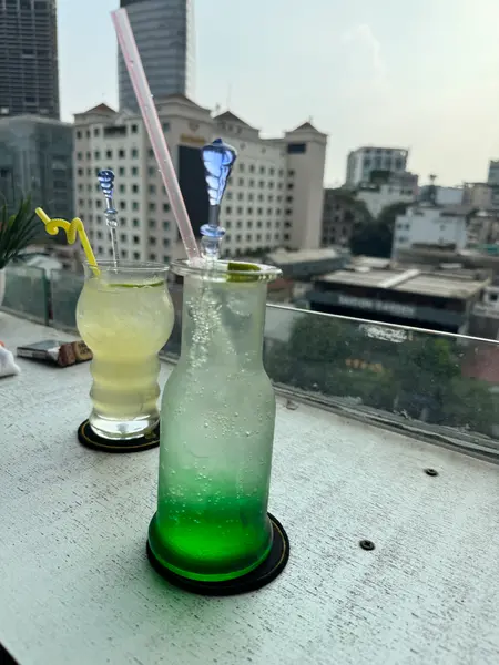 バルコニーのあるカフェ