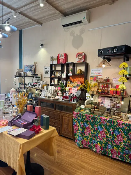 コスメや石鹸を売るお店もあります