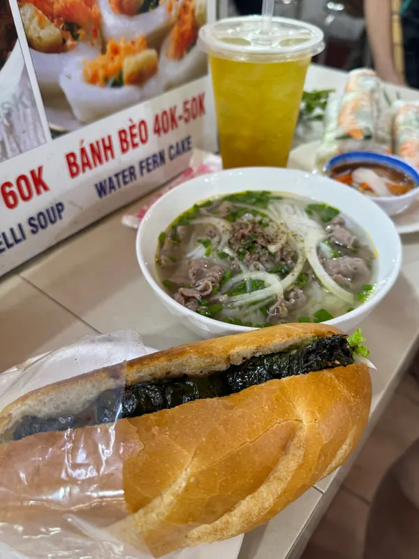 客引きの勢いに押されてランチ
