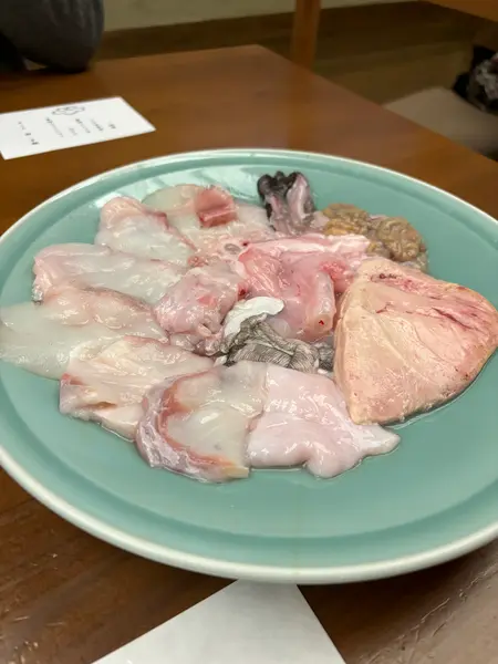 調理前にアンコウを見せてくれます