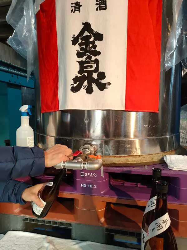 タンクから直に瓶詰めの酒