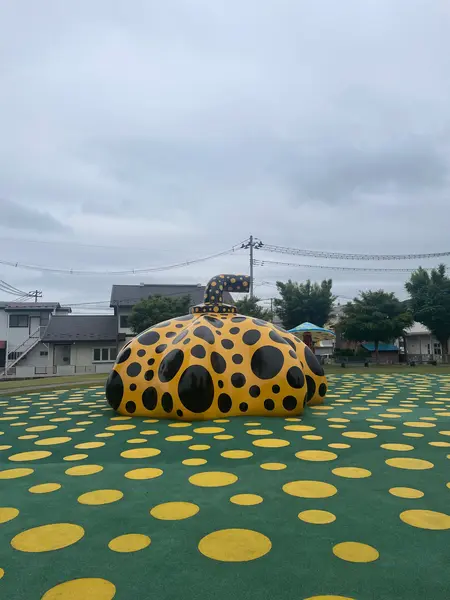 草間彌生の愛はとこしえ十和田でうたう