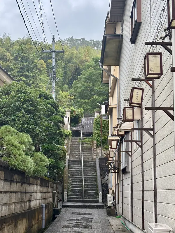 湯神社への道