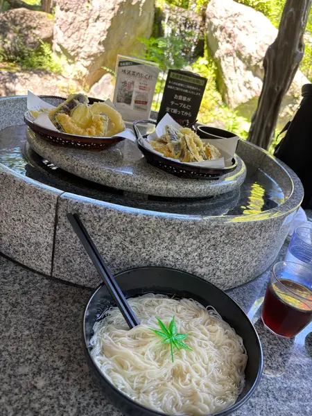 流れる水が冷たかった。