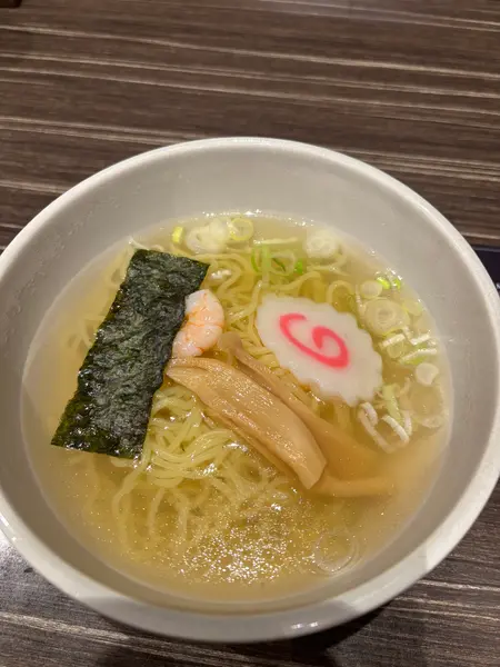 な、なんと!夜鳴きそばは有名なラビスタ函館annex提供の塩ラーメンだそう!めちゃくちゃ美味かった(*´﹃`*)