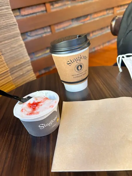 リコッタチーズのアイスにいちごソース