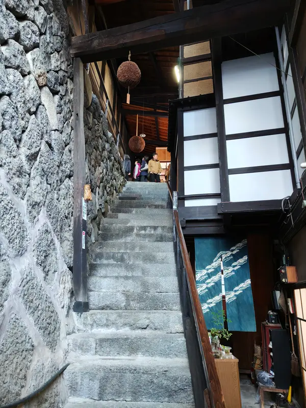 建物の中に石段がある