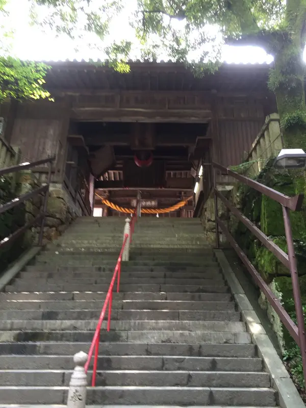 山門から本殿を望む