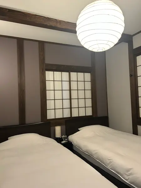 ツインベッドの部屋と畳にお布団をひいてある寝室があったよ