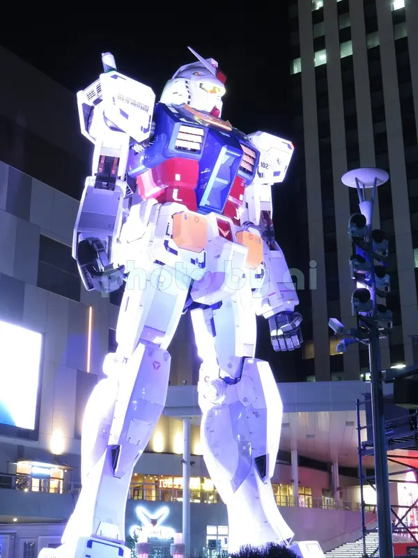夜のガンダム