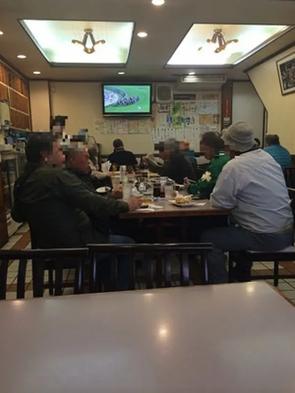 広い店内はワイワイガヤガヤ。