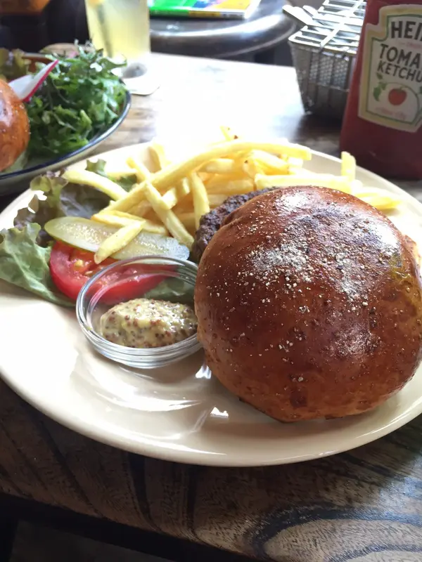 ハンバーガーはボリュームたっぷり！