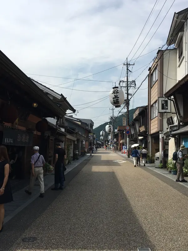 郡上おどりの大きな提灯がぶら下がってます。