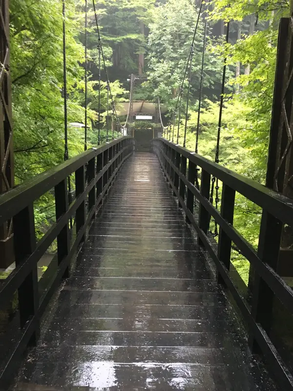 別館に渡る吊橋