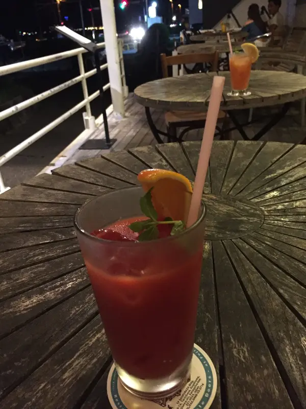 夜の海は何も見えず