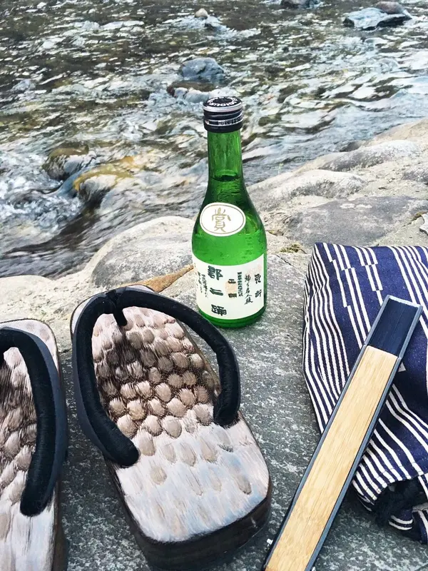 宗祇水の祠を抜けると川沿いに...