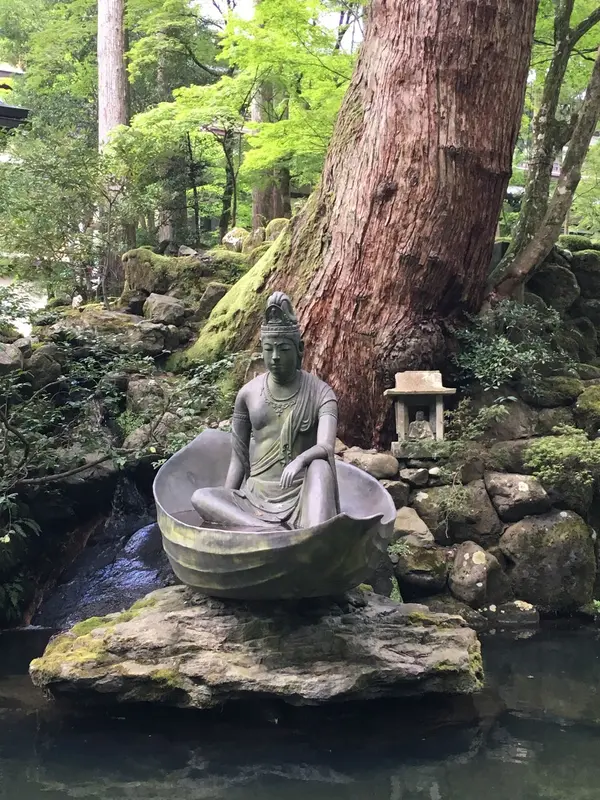 通用門横のお釈迦さま