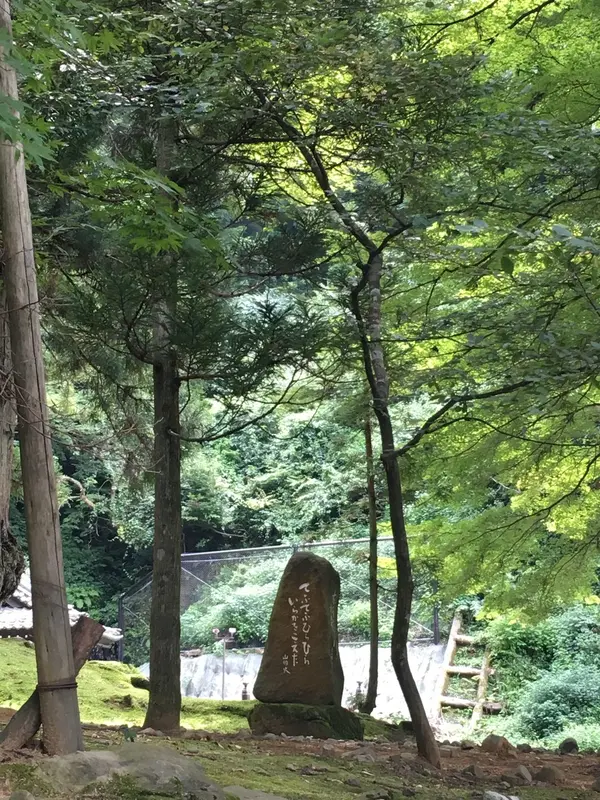 入口横の石碑