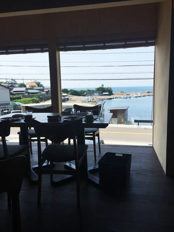 夜は海に沈む夕日が見られます！