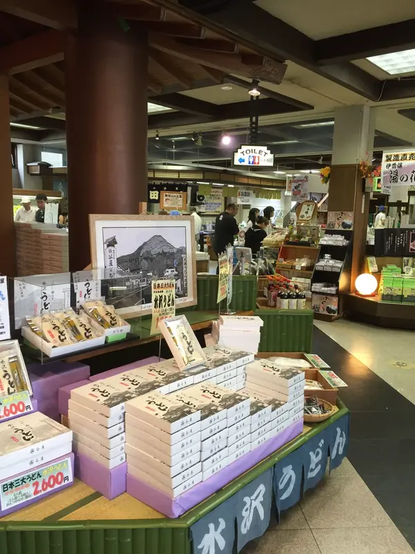 充実のお土産コーナー