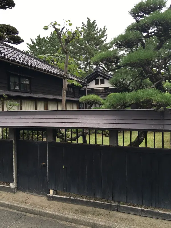 塀越しの庭園