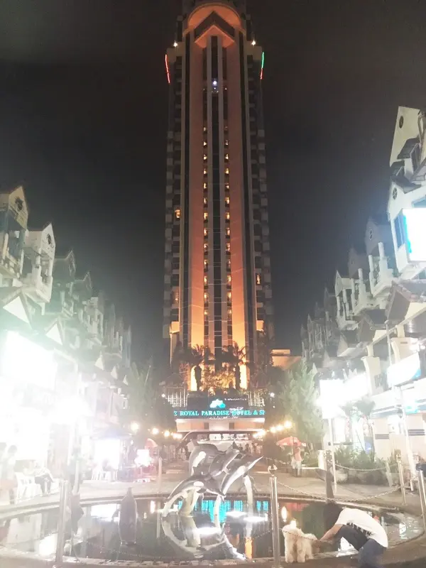 夜のホテルの外観です