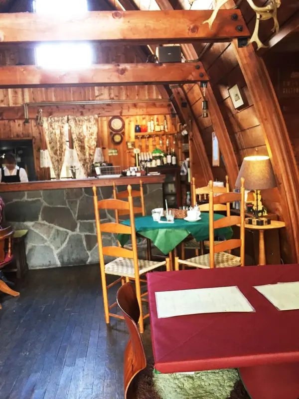 味のあるカントリー調な店内