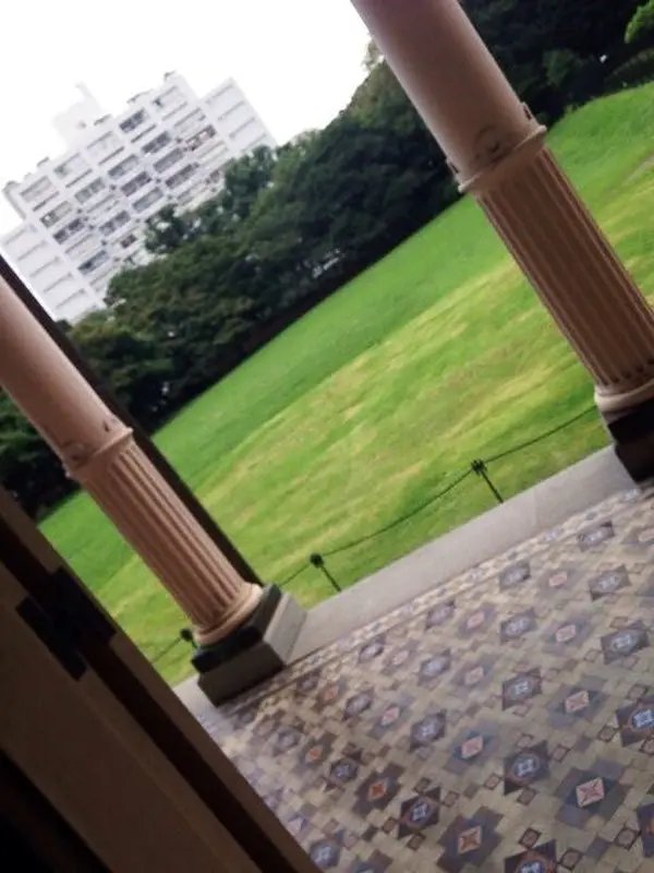 洋館からみた庭