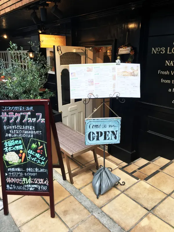 サラダビュッフェで野菜補給