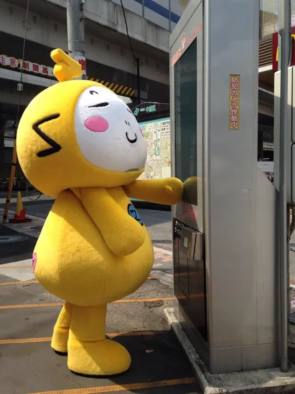 デジタルサイネージを見るおずっちょ