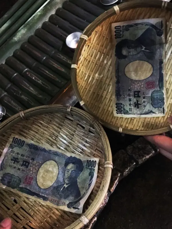 おいてあるザルでお金を洗います！